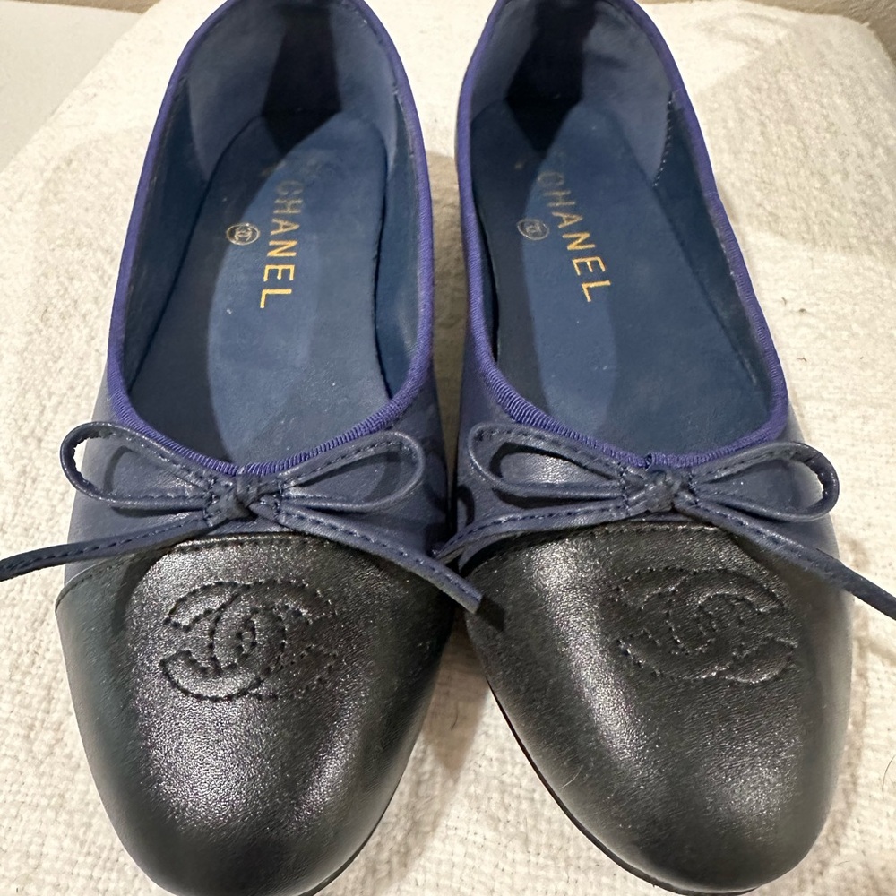 Black and Navy Leather Flats with Classic CC Logo
